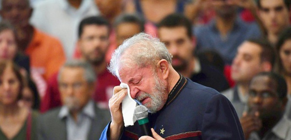 Lula réapparaît à une messe en mémoire de sa femme Lula réapparaît à une messe en mémoire de sa femme