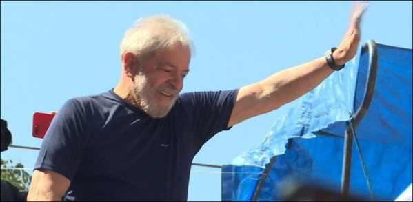 Brésil: l'ex-président Lula va se livrer à la justice Brésil: l'ex-président Lula va se livrer à la justice