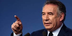 Bayrou dénonce l'"escamotage" de la réforme institutionnelle