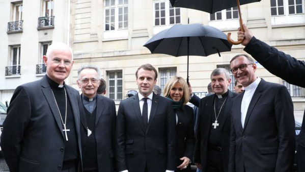 "Un discours digne d'un curé" : en voulant "réparer" un lien avec les catholiques, Macron s'attire les critiques de la gauche "Un discours digne d'un curé" : en voulant "réparer" un lien avec les catholiques, Macron s'attire les critiques de la gauche