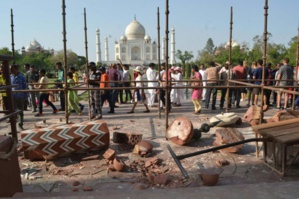 Une tempête fait s'effondrer deux piliers à l'entrée du Taj Mahal Une tempête fait s'effondrer deux piliers à l'entrée du Taj Mahal