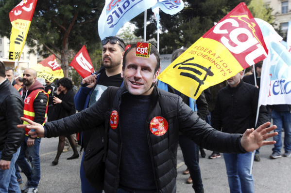 Plusieurs milliers de personnes à la marche "Stop Macron" de Marseille