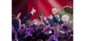 Les conservateurs polonais multiplient les promesses électorales Les conservateurs polonais multiplient les promesses électorales