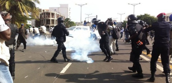 Dakar en état de siège: échauffourées, leaders politiques arrêtés, manifestants embastillés… Dakar en état de siège: échauffourées, leaders politiques arrêtés, manifestants embastillés…