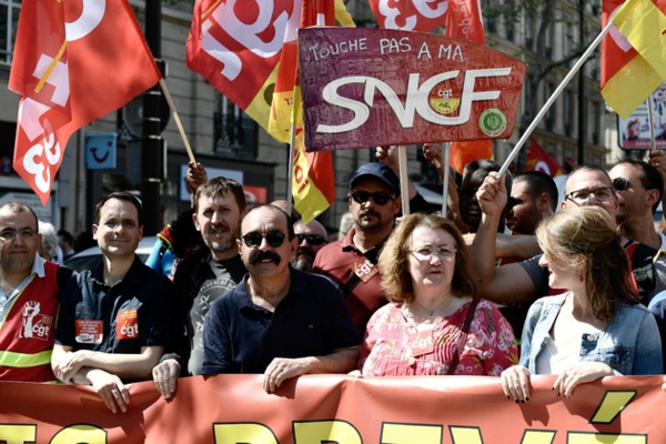 Plus de 120.000 personnes contre Macron dans la rue, des heurts à Paris Plus de 120.000 personnes contre Macron dans la rue, des heurts à Paris