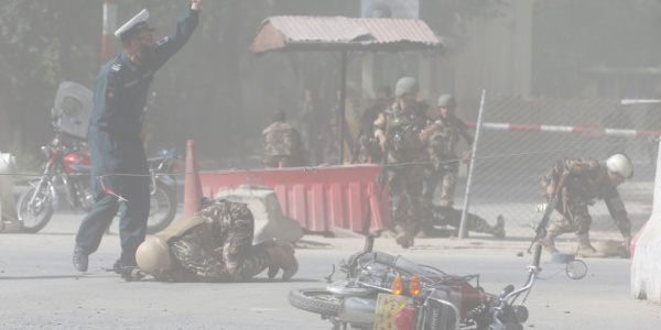 Double attentat suicide à Kaboul: au moins 25 morts dont un photographe de l'AFP Double attentat suicide à Kaboul: au moins 25 morts dont un photographe de l'AFP