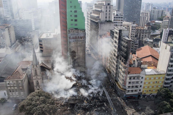 Brésil: spectaculaire effondrement d'une tour à Sao Paulo