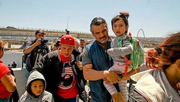 Un groupe de migrants de la "caravane" entre aux Etats-Unis Un groupe de migrants de la "caravane" entre aux Etats-Unis