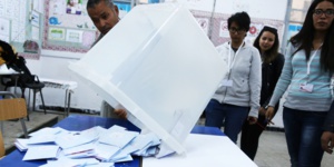 La Tunisie vote sans enthousiasme pour ses premières municipales libres La Tunisie vote sans enthousiasme pour ses premières municipales libres