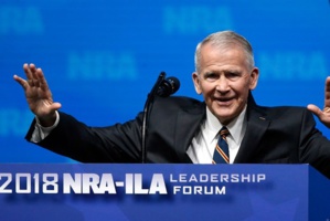Oliver North va présider la NRA, 1er lobby américain des armes