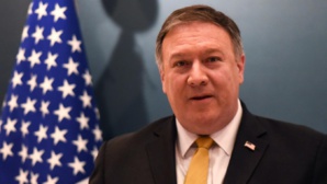 Mike Pompeo dialogue avec des journalistes dans l’avion qui le ramène de Corée du Nord