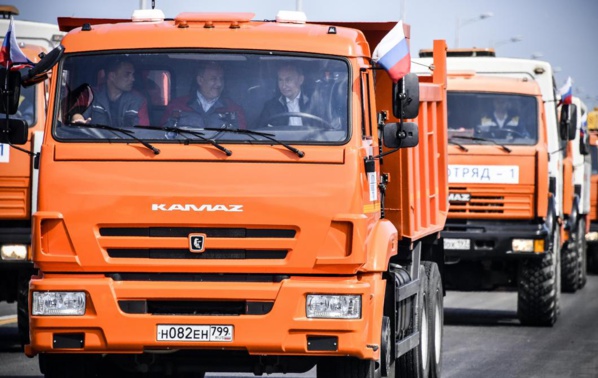 Poutine, au volant d'un camion, inaugure le pont reliant la Crimée à la Russie Poutine, au volant d'un camion, inaugure le pont reliant la Crimée à la Russie