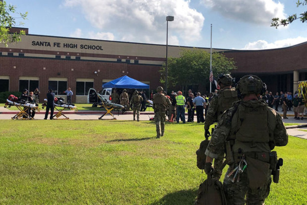 Un lycéen abat au moins huit personnes dans une école au Texas Un lycéen abat au moins huit personnes dans une école au Texas