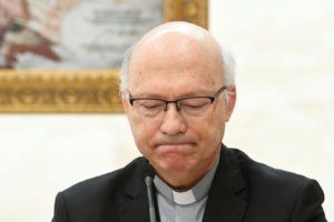 L'évêque chilien Luis Fernandez Ramos au cours d'une conférence de presse au Vatican (photo Libération)