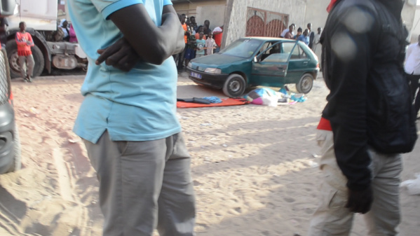 Le gendarme enseveli dans un tissu près de son véhicule Le gendarme enseveli dans un tissu près de son véhicule