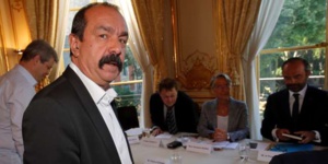 Pour Philippe Martinez (CGT), Emmanuel Macron devrait "regarder par la fenêtre de son palais pour voir la vraie vie" Pour Philippe Martinez (CGT), Emmanuel Macron devrait "regarder par la fenêtre de son palais pour voir la vraie vie"