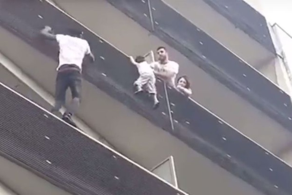 Ce que prévoit la loi pour les sans-papiers auteurs d'actes héroïques comme Mamoudou Gassama Ce que prévoit la loi pour les sans-papiers auteurs d'actes héroïques comme Mamoudou Gassama