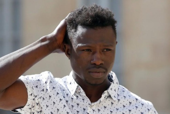 Le héros malien "Spiderman" régularisé par Macron