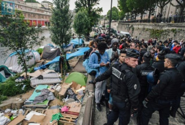 La police évacue les deux principaux campements de migrants à Paris, situés porte de la Chapelle et canal Saint-Martin