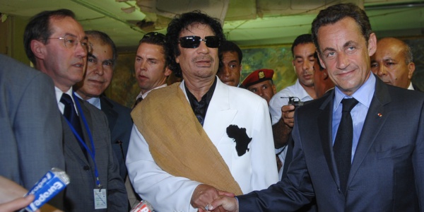 Ckaude Guéant (à g.) avec Kadhafi et Sarkozy à Tripoli