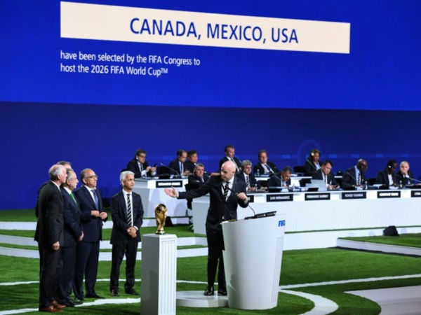 En pleine tempête commerciale, la "diplomatie du foot" unit le trio de l'Aléna En pleine tempête commerciale, la "diplomatie du foot" unit le trio de l'Aléna