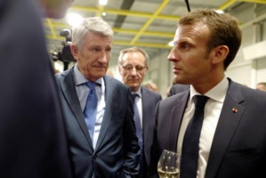 Macron dément toute "ambiguïté" avec Philippe de Villiers