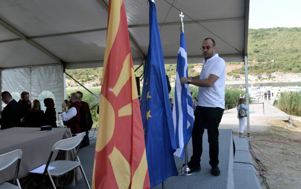 Athènes et Skopje signent un accord historique pour se partager le nom de la Macédoine