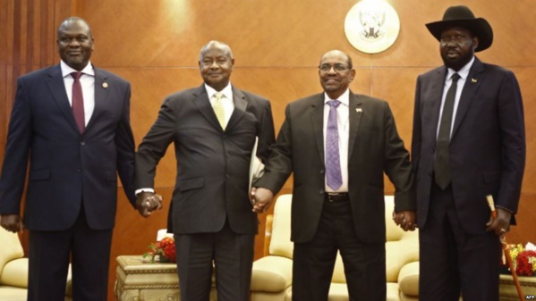 Riek Machar (g) et Salva Kiir (d) entourant les médiateurs Museveni et l Bechir Riek Machar (g) et Salva Kiir (d) entourant les médiateurs Museveni et l Bechir