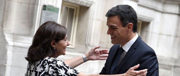 Pour la maire de Paris, Pedro Sanchez a "sauvé l'honneur de l'Europe"