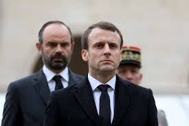 Macron et Philippe chutent de six points dans un sondage Elabe