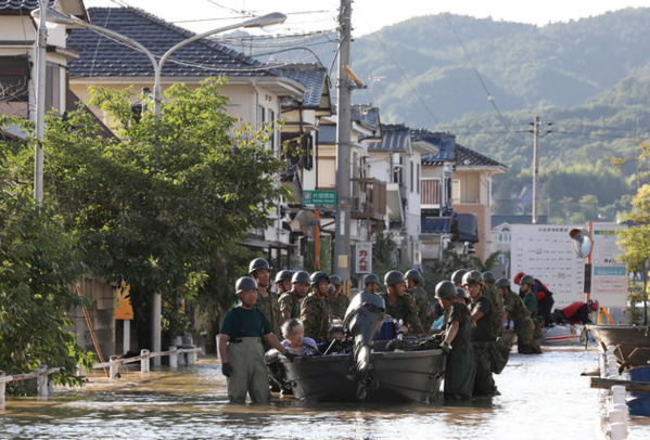 Intempéries au Japon : près de 60 morts et un difficile combat contre l'eau Intempéries au Japon : près de 60 morts et un difficile combat contre l'eau