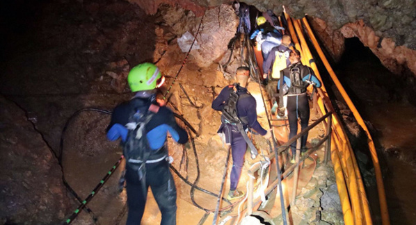 Thaïlande: Quatre garçons ont été extraits en vie de la grotte
