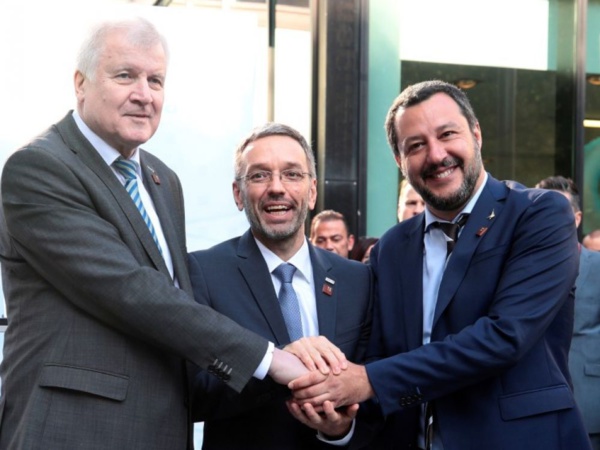 Les ministres allemand, autrichien et italien (de g. à d.) Les ministres allemand, autrichien et italien (de g. à d.)