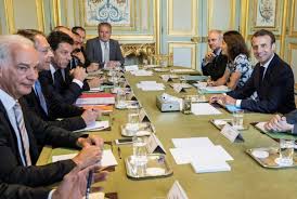 Syndicats et patronat restent vigilants face au changement de ton de Macron