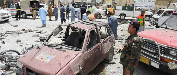 Au Pakistan, législatives endeuillées par un attentat meurtrier Au Pakistan, législatives endeuillées par un attentat meurtrier