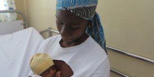 Prématurés : les multiples bienfaits de la méthode Kangourou Prématurés : les multiples bienfaits de la méthode Kangourou