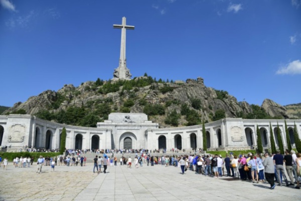 Des pèlerins et visiteurs devant le mausolée de Franco, non loin de Madrid