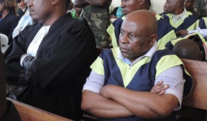 Frédéric Batumike, les bras croisés lors d'un procès