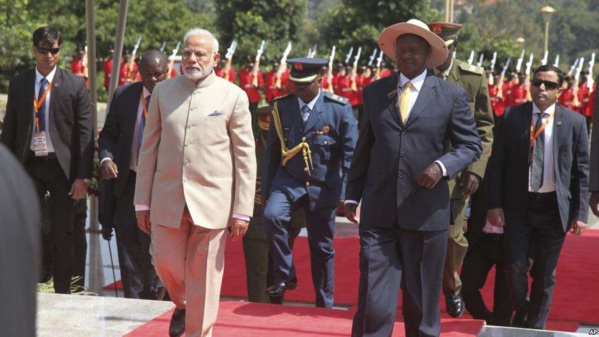 Le premier ministre indien Modi lors de sa tournée en Afrique. Ici avec l'Ougandais Museveni