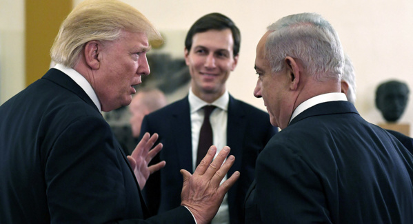 Trump avec son gendre Jared Kushner (médiateur) et le Pm israélien Netanyahu Trump avec son gendre Jared Kushner (médiateur) et le Pm israélien Netanyahu