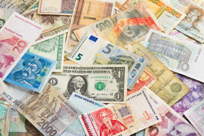 Le dollar, après un ping-pong de sanctions commerciales, monte face à l'euro