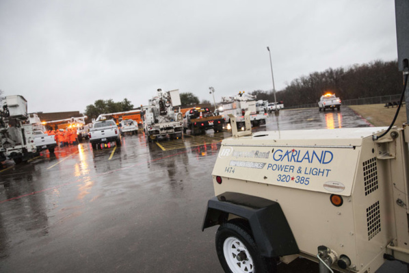 Tornade dans la région d'Ottawa: une "zone de guerre" dit le maire Tornade dans la région d'Ottawa: une "zone de guerre" dit le maire
