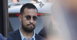 Enquête ouverte après un cliché de Benalla brandissant une arme Enquête ouverte après un cliché de Benalla brandissant une arme