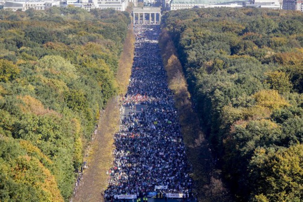Mobilisation massive contre le racisme dans les rues de Berlin