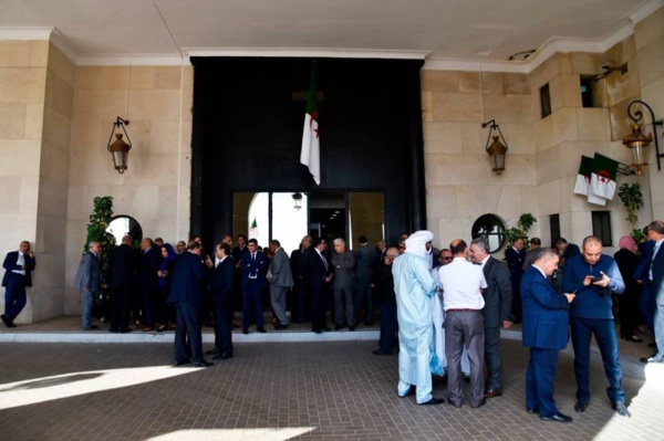 Algérie: 200 députés bloquent l'accès de l'Assemblée à son président