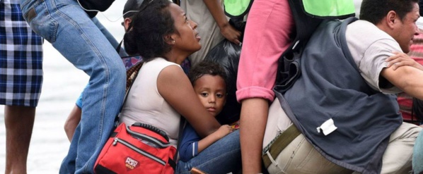 "Caravane" de migrants: des femmes et enfants passent au Mexique, les autres bloqués "Caravane" de migrants: des femmes et enfants passent au Mexique, les autres bloqués