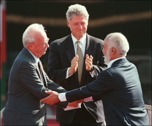Le roi Hussein (d) en compagnie de Clinton et de Rabin, l'ancien premier ministre israélien Le roi Hussein (d) en compagnie de Clinton et de Rabin, l'ancien premier ministre israélien