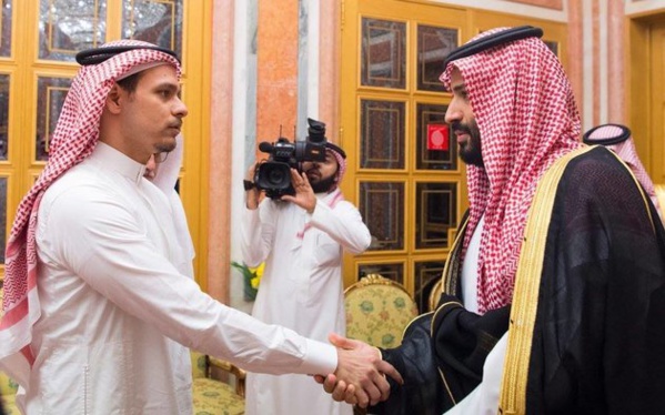 Salah Kashoggi serrant la main à Mohamed Ben Salmane le prince héritier Salah Kashoggi serrant la main à Mohamed Ben Salmane le prince héritier