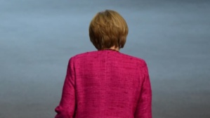 Angela Merkel prépare sa sortie après un cinglant revers électoral Angela Merkel prépare sa sortie après un cinglant revers électoral