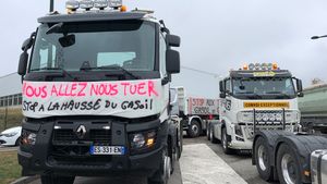 Hausse du carburant: la colère gronde chez les automobilistes, les blocages s'organisent